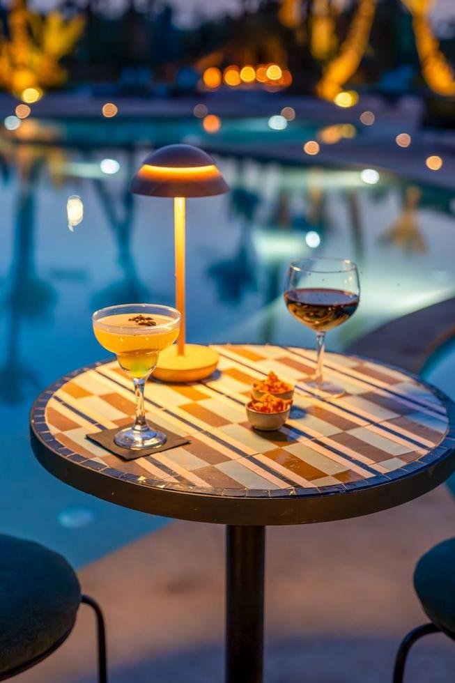 Cocktail servi au bord de la piscine de Lumaya Garden