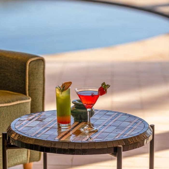 Cocktails servis au bord de la piscine