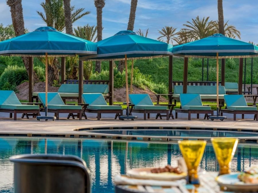 La piscine de Lumaya Garden et ses transats, à l'ombre des palmiers