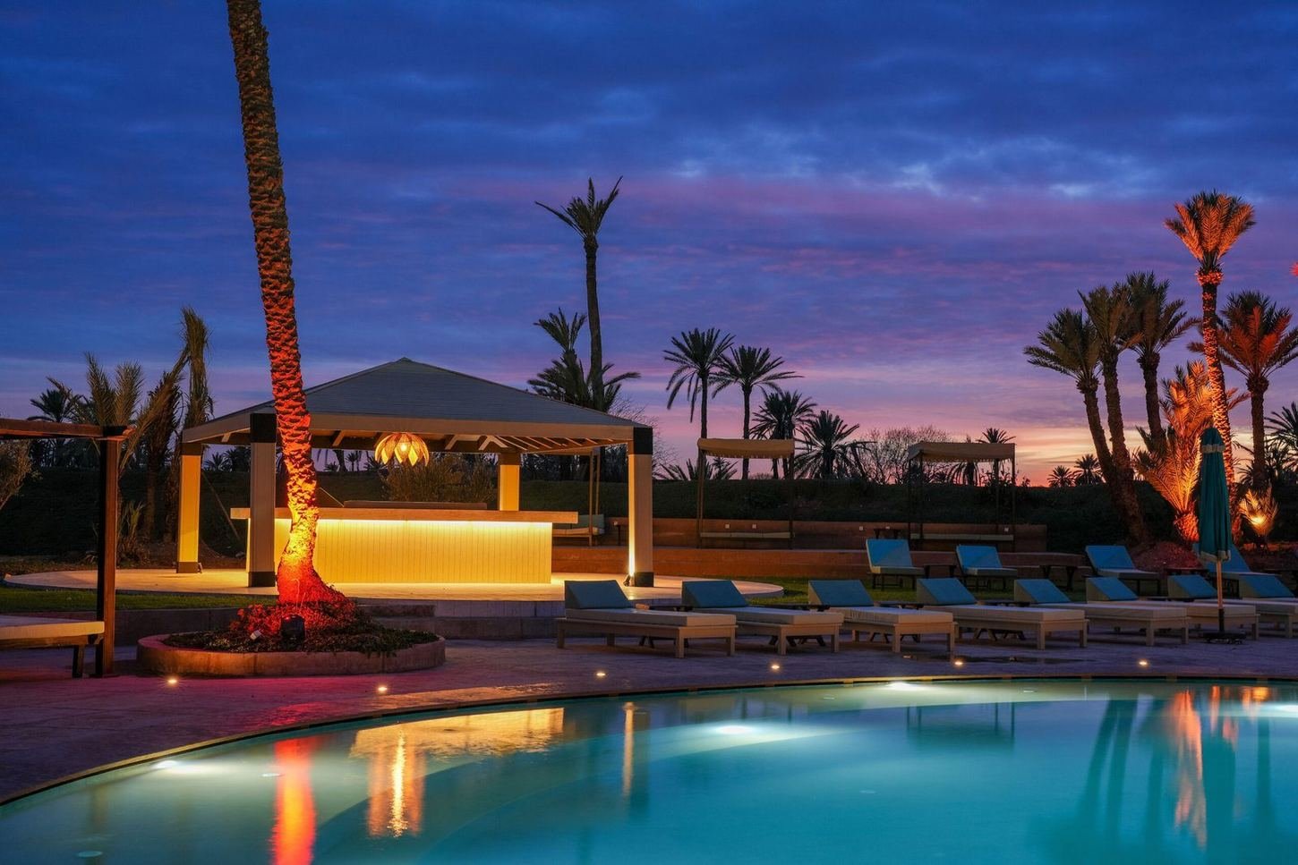 La piscine de Lumaya Garden au crépuscule, dans la Palmeraie de Marrakech