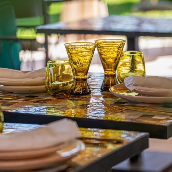 Table dressée sous les palmiers du jardin