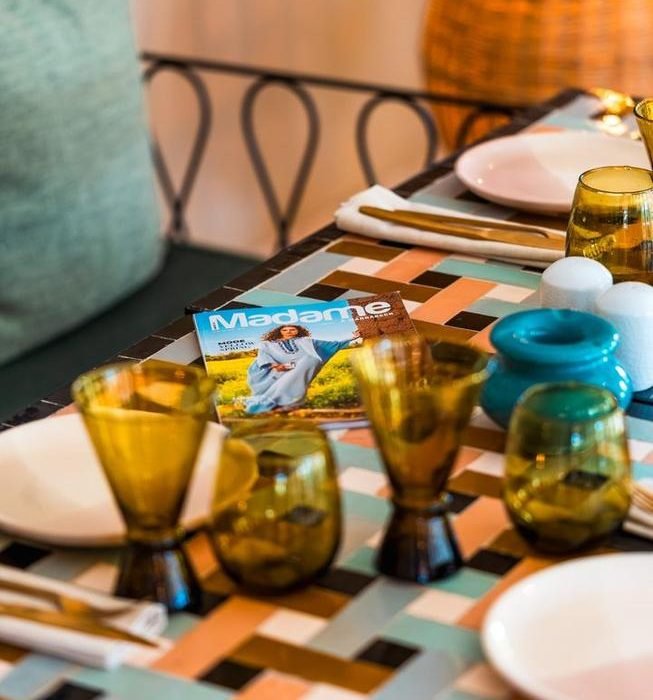 Table installée au cœur du jardin de la Palmeraie