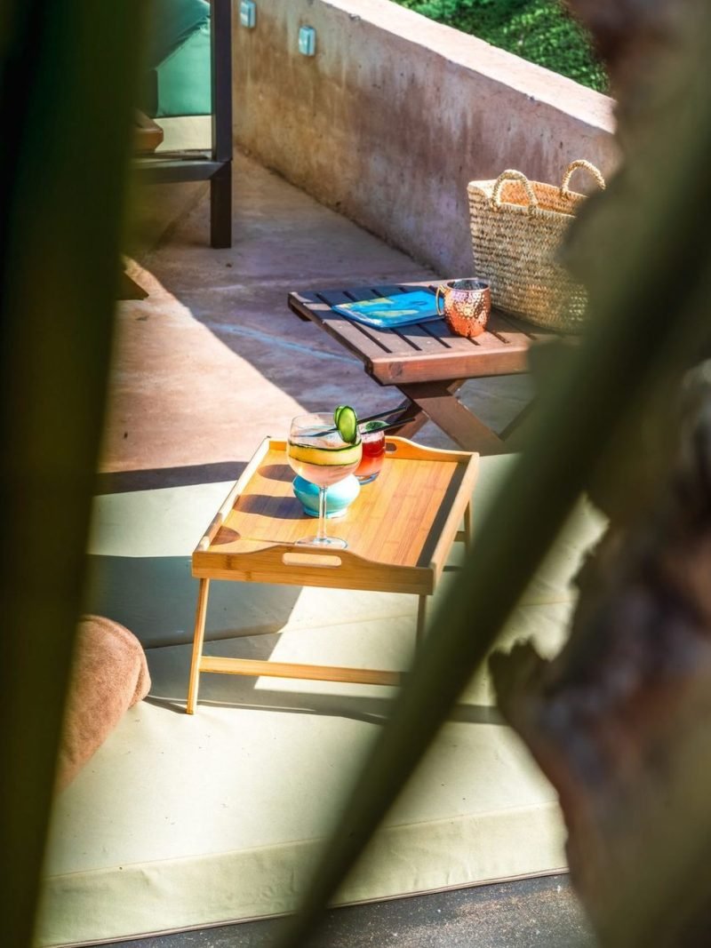 Transats installés au bord des bassins du jardin